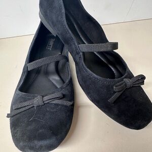 Vionic Black Suede Ballet Flats with Strap and Bow Accent